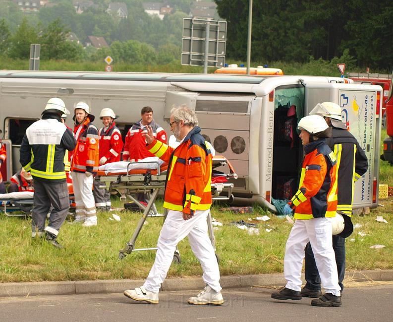 Schwerer Unfall mit Reisebus Lohmar Donrather Dreieck P062.JPG